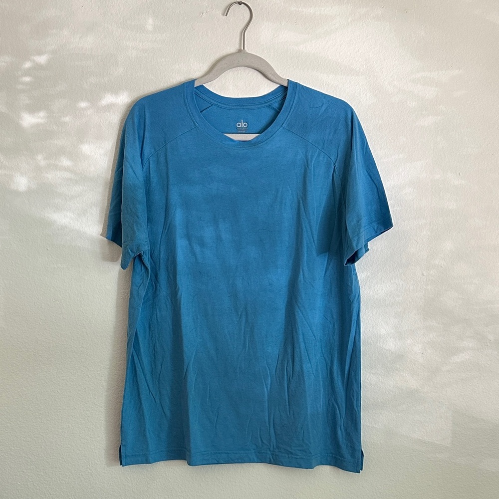 ALO Yoga Men's Azure Blue Short Sleeve Triumph Tee